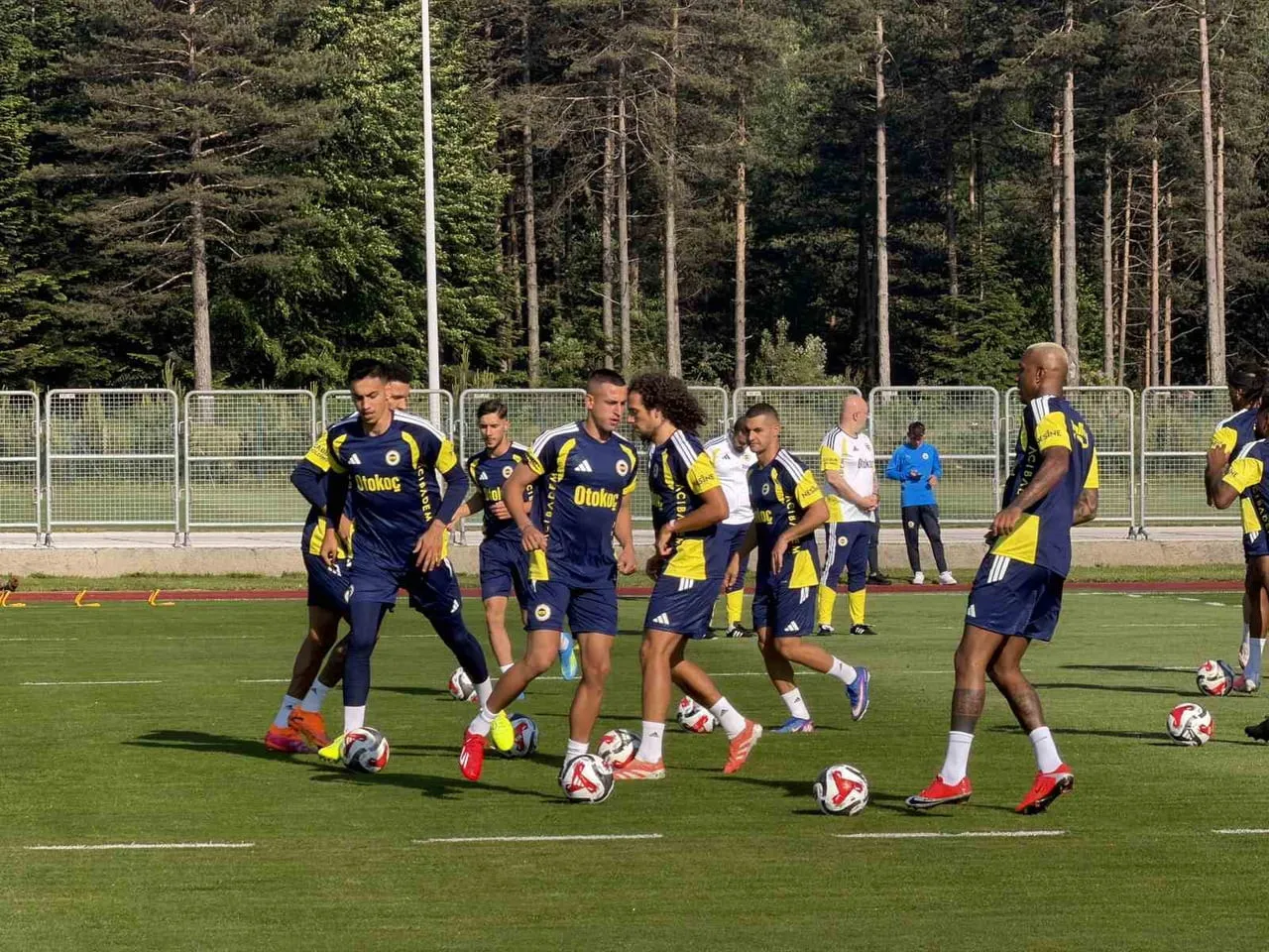 YENİ SEZON HAZIRLIKLARI KAPSAMINDA TOPUK YAYLASI TESİSLERİ'NDE KAMPA GİREN FENERBAHÇE, İLK...