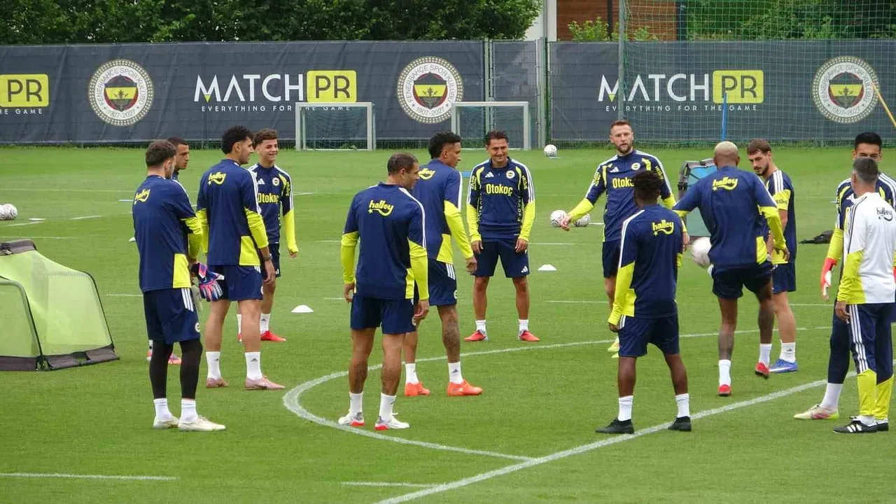 YENİ SEZON HAZIRLIKLARINI AVUSTURYA'DA SÜRDÜREN FENERBAHÇE, GÜNÜN İKİNCİ ÇALIŞMASINI YAĞMUR...