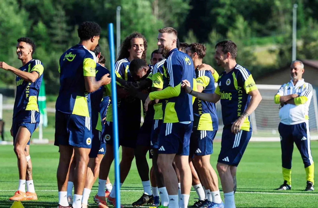 YENİ SEZON HAZIRLIKLARINI TOPUK YAYLASI TESİSLERİ'NDE SÜRDÜREN FENERBAHÇE, ÖNCE SALONDA, ARDINDAN...