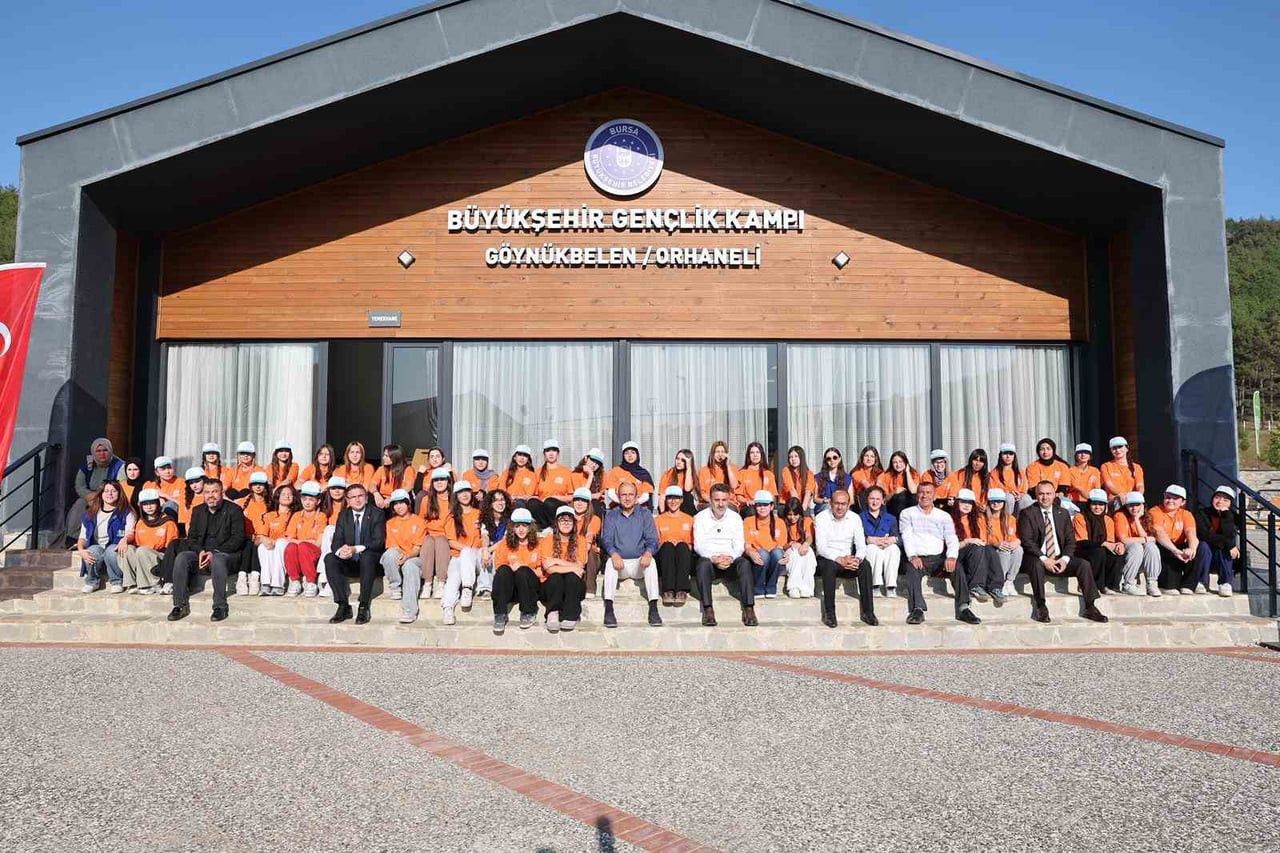 YERLEŞKEDE İNCELEMELERDE BULUNAN BAŞKAN VEKİLİ BİBA, GENÇLERLE SOHBET EDEREK GÖRÜŞLERİ DİNLEDİ....