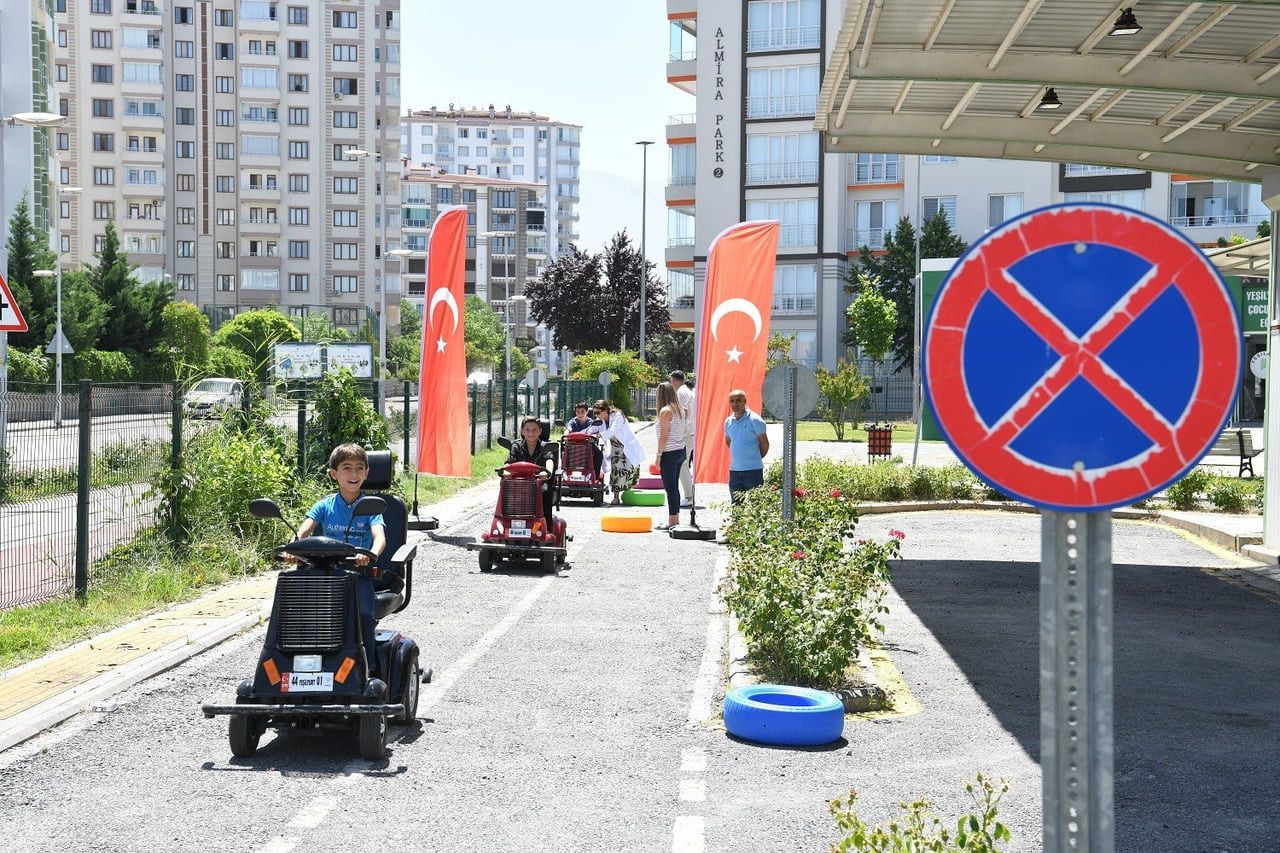 YEŞİLYURT TRAFİK EĞİTİM PARKI'NDA 6 BİN 820 ÖĞRENCİYE UYGULAMALI TRAFİK EĞİTİMİ...