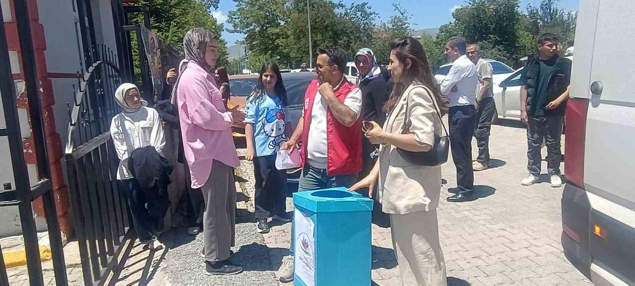 YKS'DE DAĞITILAN VE KULLANILABİLİR DURUMDA OLAN KALEM İLE SİLGİLER, KÖY OKULLARINDAKİ ÖĞRENCİLERİN...