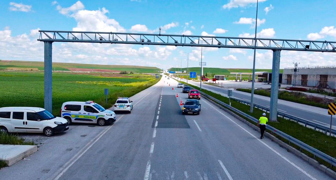 YOL ÜZERİNDEKİ DENETİMLER HAVADAN GÖRÜNTÜLENDİ