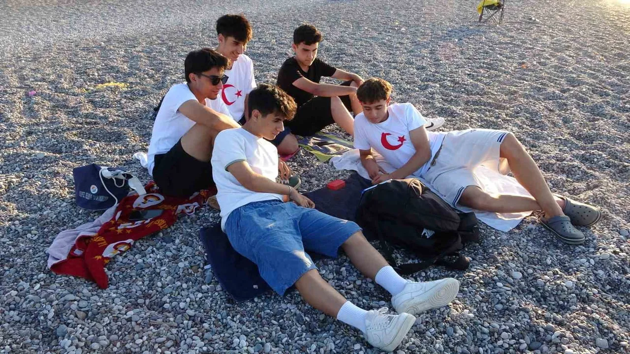 YÜKSEKÖĞRETİM KURUMLARI SINAVI (YKS) NEDENİYLE BİRÇOK İLDE OLDUĞU GİBİ ANTALYA'DA DA MEYDANLARDA...