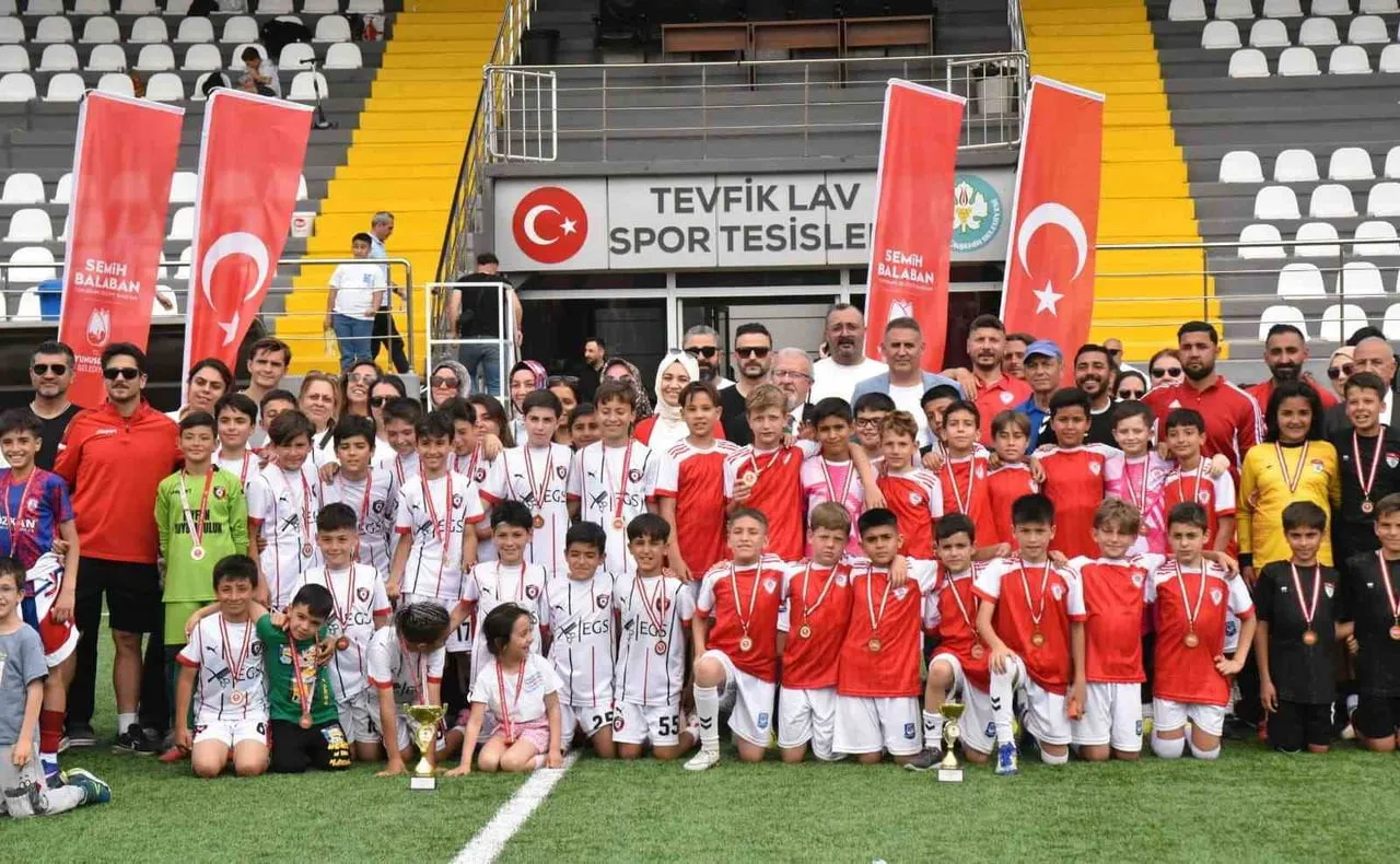 YUNUSEMRE BELEDİYESİ 19 MAYIS FUTBOL TURNUVASI, U11 YAŞ KATEGORİSİNDE 16 TAKIMIN KATILIMIYLA...