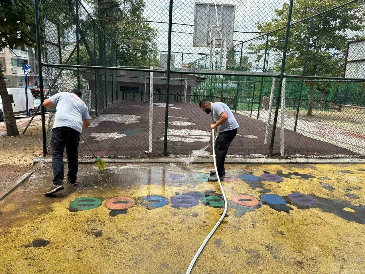YUNUSEMRE BELEDİYESİ, ÇOCUKLARIN DAHA SAĞLIKLI VE GÜVENLİ ORTAMLARDA VAKİT GEÇİREBİLMESİ AMACIYLA...