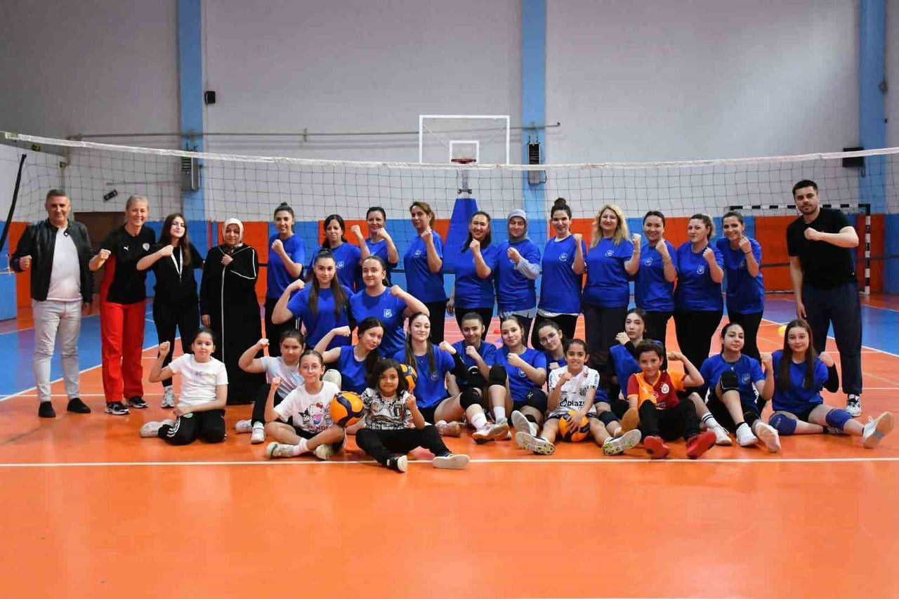 YUNUSEMRE BELEDİYESPOR, ANNELER GÜNÜ’NÜ SPORCULAR VE ANNELERİNİ AYNI SAHADA BULUŞTURAN MİNİ...