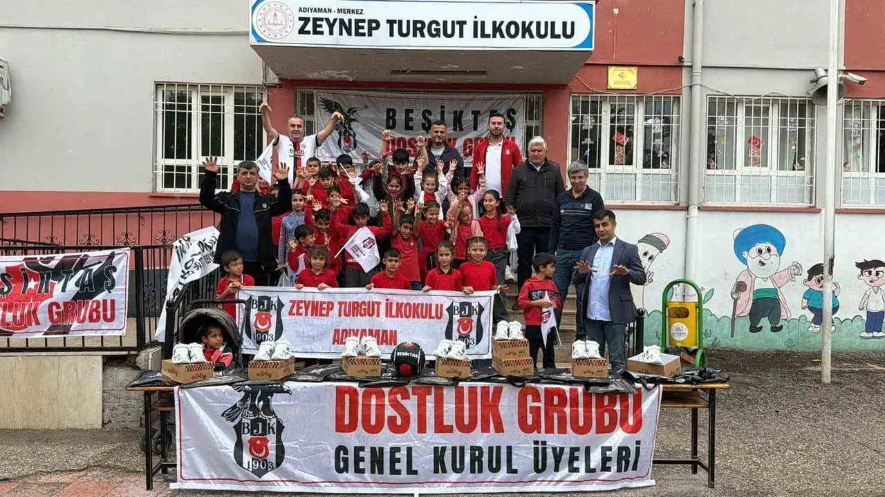 ZEYNEP TURGUT İLKOKULU'NDA ÇOCUKLARA BEŞİKTAŞ FORMASI HEDİYE EDİLDİ