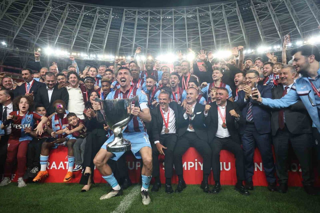 ZİRAAT TÜRKİYE KUPASI FİNALİNDE KONYASPOR'U 2-1 MAĞLUP EDEN TRABZONSPOR, DÜZENLENEN TÖRENLE...