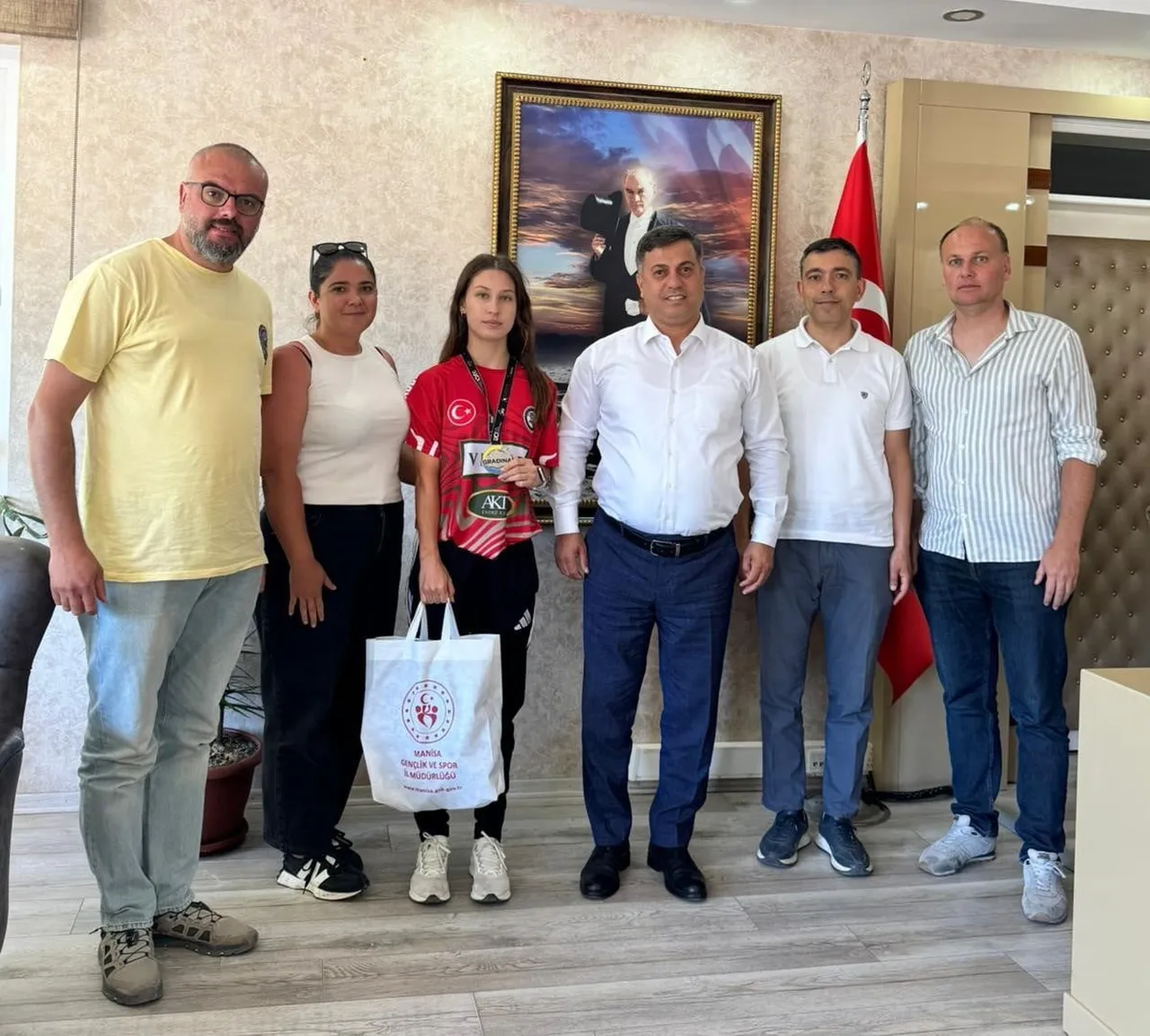 ZİYARETTE AKHİSAR KARABULUT SPOR KULÜBÜ BAŞKAN YARDIMCISI GÜRKAN BAŞARAN (SAĞDAN 1.) İLE KULÜP...