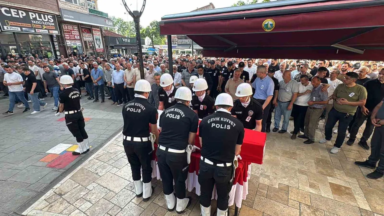 ZONGULDAK (İHA) - DÜZCE'DE GÖREV YAPAN ÇEVİK KUVVET POLİS MEMURU SAMET ÖZDEMİR (29), EVİNDE...