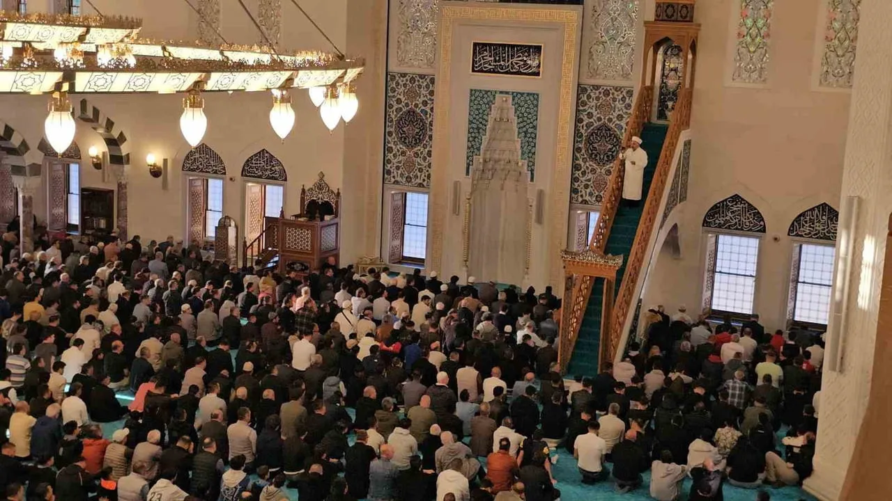 ZONGULDAK'TA KURBAN BAYRAMI NAMAZI KILINDI. NAMAZ SONRASI VATANDAŞLAR BİRBİRLERİYLE...