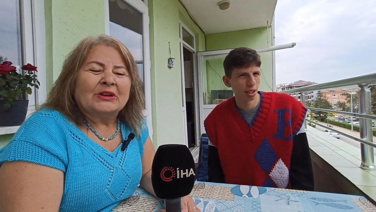 ZONGULDAK'TA ÖZEL GEREKSİNİMLİ OĞLUNUN ENGELLERİNİ SONSUZ ANNE ŞEFKATİ VE SANATIN GÜCÜYLE AŞAN...