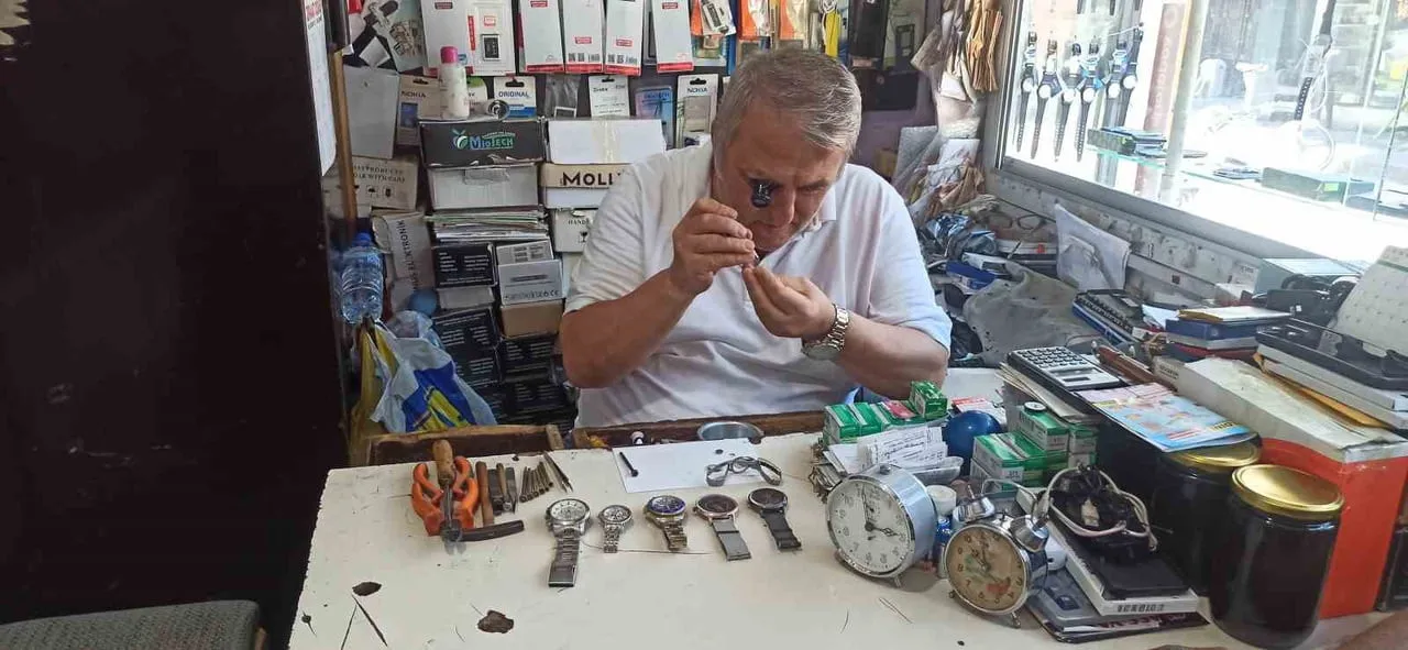 ZONGULDAK’IN DEVREK İLÇESİNDE 52 YILDAN BU YANA SAAT TAMİRCİLİĞİ YAPAN MEHMET ALTUNSOY İSİMLİ USTA...
