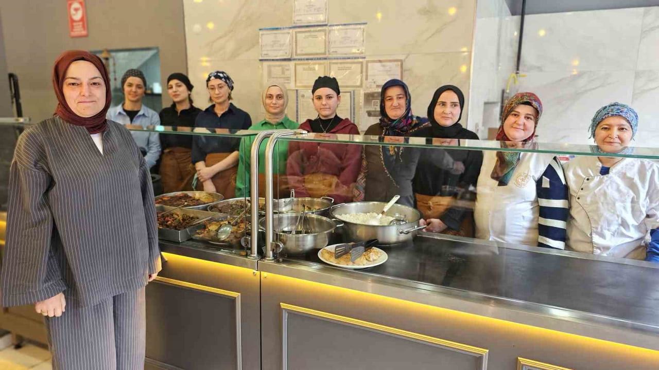 ZONGULDAK’IN DEVREK İLÇESİNDE EŞİYLE BİRLİKTE KURDUKLARI RESTORANDA 11 KADINA İSTİHDAM SAĞLAYAN 50...