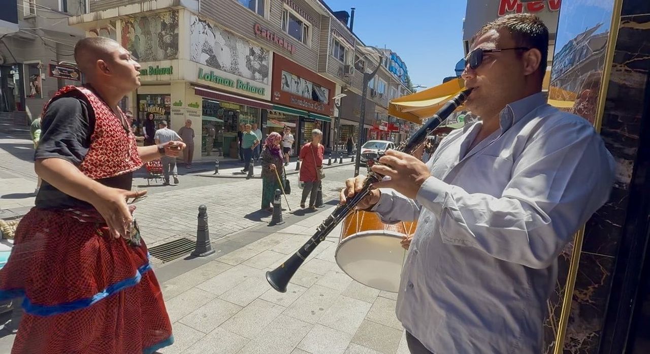 ZONGULDAK’IN MİTHATPAŞA MAHALLESİ NİZAM CADDESİ DOKTORLAR SOKAĞI’NDA ROMAN VATANDAŞLARIN MÜZİKLİ...
