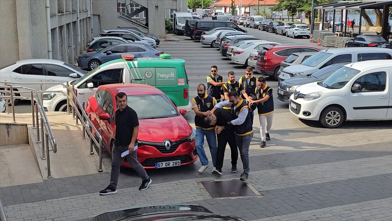 Zonguldak’ta kendilerini polis olarak tanıtıp bir ev kadınını 2 milyon 700 bin lira dolandırdığı...