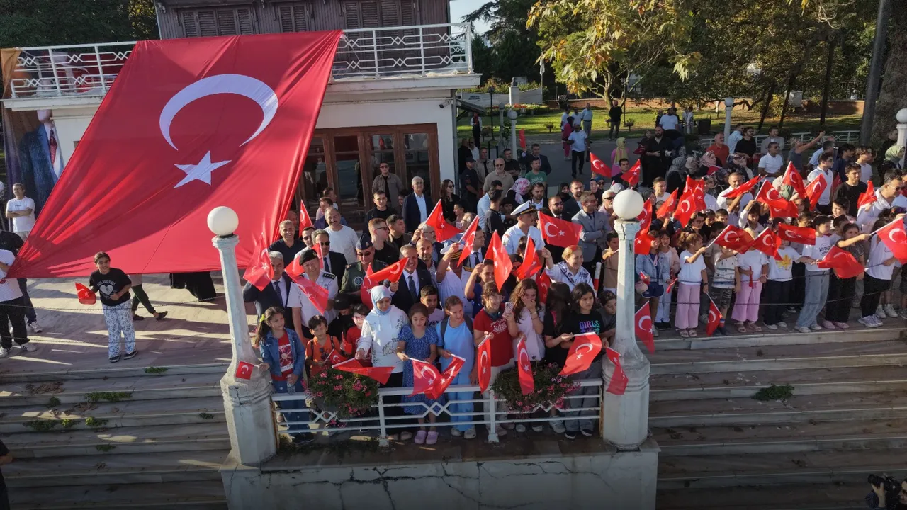 teknofest-mavi-vatan-oncesi-turk-donanmasindan-yalovada-selamlama-gecisi