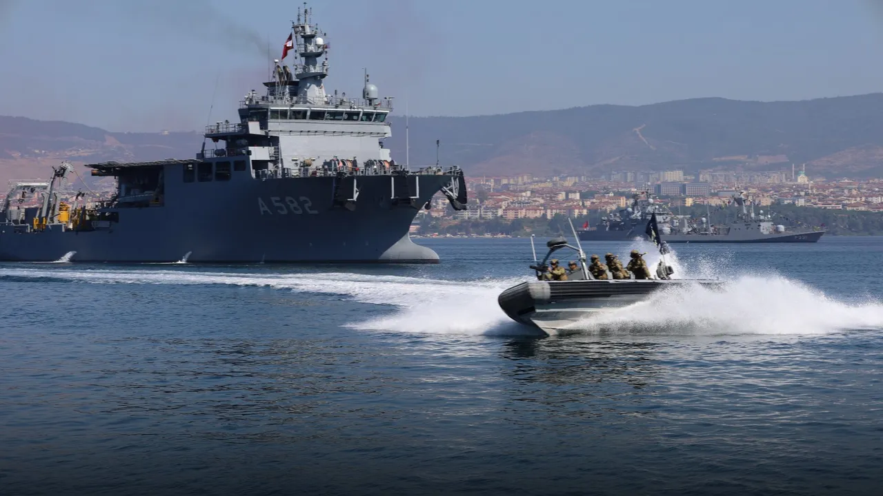 teknofest-mavi-vatanda-sat-ve-sas-komandolari-gosterisi