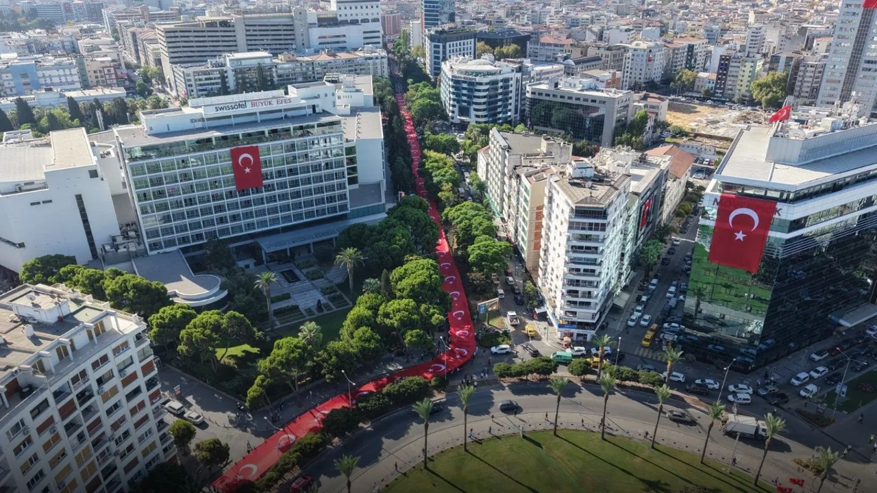 izmirin-kurtulusunun-104uncu-yilinda-tarihi-guzerghta-zafer-yuruyusu