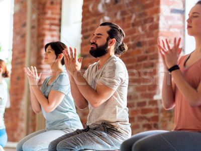 Herkes bu terapi yöntemini konuşuyor: Birbirlerini okşayarak meditasyon yaptılar!