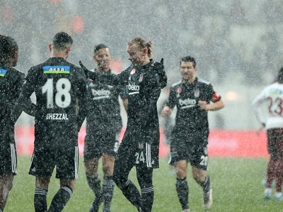 Güntekin Onay, Beşiktaş'ın iyi bir kadrosu varken şirin gözükmeye çalışıp oyunu okuyamayan Önder Karaveli'nin elinde olduğunu söyledi