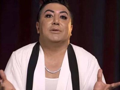 Skandalları bitmiyor! Murat Övüç bu kez de derin dekolteli kıyafetiyle erkeklerini içinde...