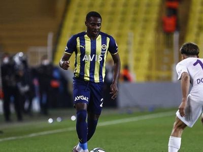 Fenerbahçeli Bright Osayi-Samuel, Emre Belözoğlu'nun transferinde kendisini nasıl ikna ettiğini açıkladı