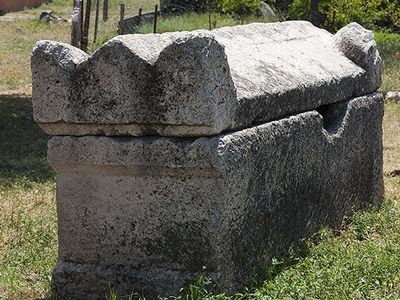 Büyükbabasının mezarında fotoğraf çekilen torun mahkemelik oldu
