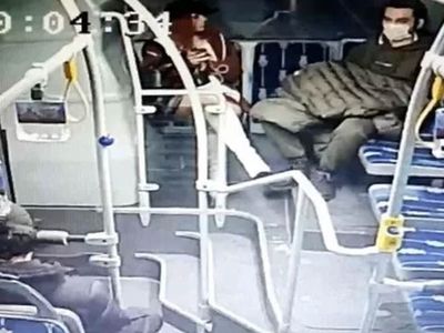 Metrobüste akılalmaz olay! Tuhaf sesler çıkaran adama genç kadından meydan dayağı geldi