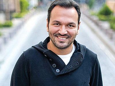 Ali Sunal Kimdir?