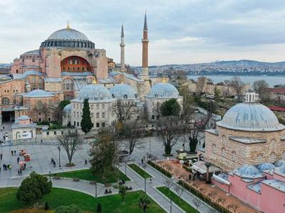Ayasofya’da tahribat devam ediyor! Yavaş yavaş yok edilen tarihi yapının şimdi de mermerlerini kırdılar