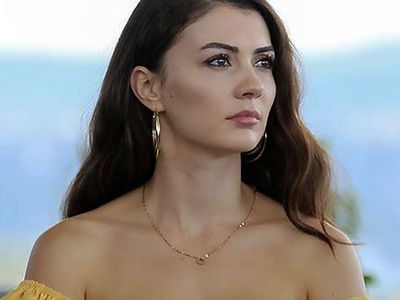 Burcu Özberk tatillere doyamadı! Verdiği mini etekli pozlarla erkekleri kendisine hayran bıraktı