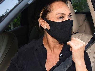 Peçeyle dalga geçen Hülya Avşar'a tepkiler büyüdü