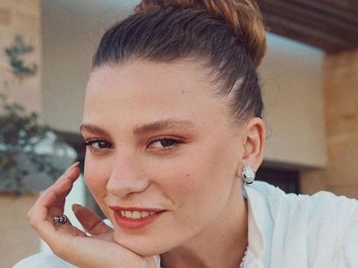 Serenay Sarıkaya'nın muhabirlerle arasında geçen tatlı diyaloğu çok konuşuldu: Magazin muhabiri olmanın şartı yakışıklı olmak mı!