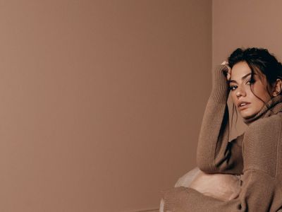 Dekolteyi Abartan Demet Özdemir 