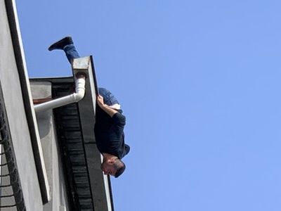 Adana'da Eşine Kızan Adam Komşusunun Üzerine Atladı