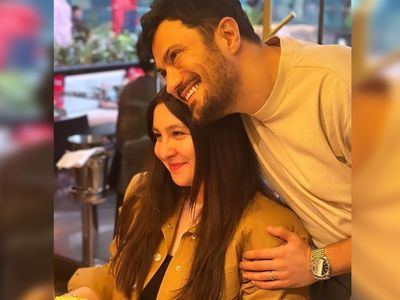 Ünlü komedyen Yasemin Sakallıoğlu doğum günü pastasıyla gündem oldu: ''Yeni yaşıma bomba gibi girdim!''
