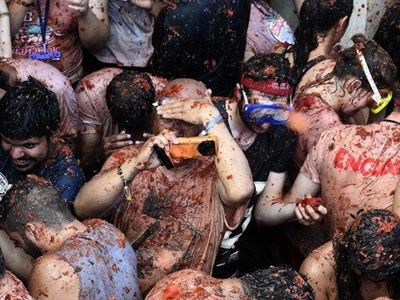 Dünyanın en büyük yemek savaşı: La Tomatino festivali