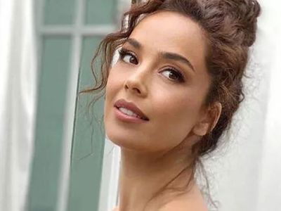 Azra Akın kimdir?