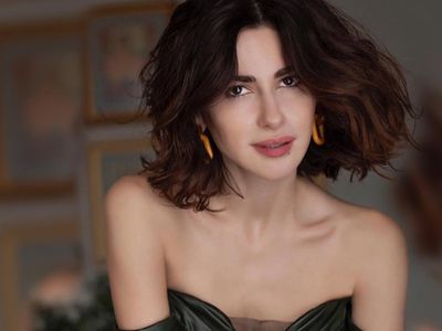 Nesrin Cavadzade'den kasığına kadar transparanlı elbisesiyle iddialı pozlar: Yorum yağdı!