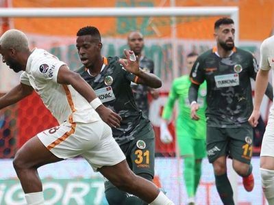 Galatasaray Teknik Direktörü Domenec Torrent Emre Akbaba'nın Transferi Hakkında Kritik Karar Aldı!