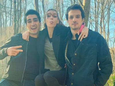 Mert Ramazan Demir ve Afra Saraçoğlu fena yakalandı! ''Sadece rol arkadaşıyız'' demişlerdi: Önce sarmaş dolaş, şimdi dudak dudağa!