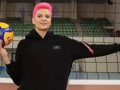 Cinsel eğilimini değiştiren voleybolcu Ebrar Karakurt'un herkesten sakladığı fotoğraflar ifşa oldu