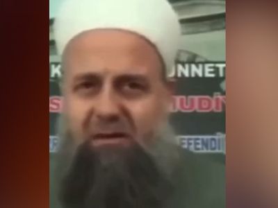 Sosyal medyayı sallayan sözler! Kadınların nasıl dövülmesi gerektiğini anlattı, tepki çekti! 'Kocası yatağa davet ettiğinde...'