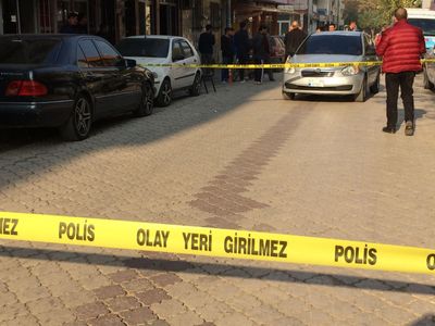 İzmir’de Eski Sevgilisini Darp Ettiği İddia Edilen Kişi, İnsanlar Tarafından Bıçaklandı