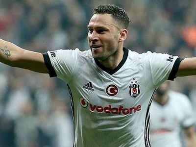 Beşiktaş'ın eski futbolcusu Dusko Tosic Şenol Güneş için kulüp arıyor!