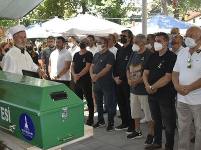 Ünlü oyuncu Erdal Beşikçioğlu'nun babası Bahattin Beşikçioğlu son yolculuğuna uğurlandı! Cenaze töreninde yaşanan saygısızlık gündeme damga vurdu