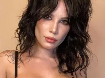 Dünyaca ünlü şarkıcı Halsey Türk sevgilisine verdiği iç çamaşırlı yatak pozları gündem oldu