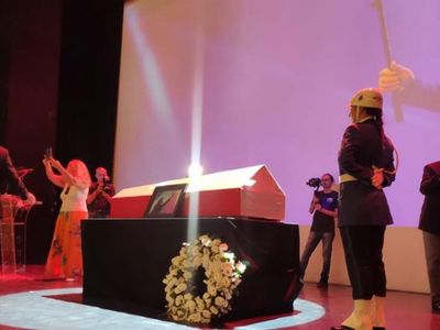 İlhan İrem'e son veda! Ünlü şarkıcının cenaze töreni düzenlendi usta isme yapılan saygısızlık törene damga vurdu